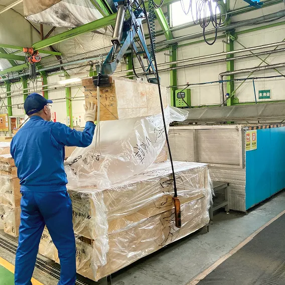 製材工場での作業の様子